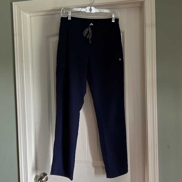 Figs Navy Yola™ - Skinny Scrub
Pants 2.0
S - Navy - Picture 2 of 6
